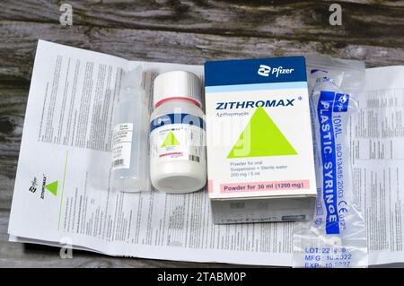 Kairo, Ägypten, 8. Oktober 2023: Zithromax Azithromycin Suspension Pulver 30 ml 1200 mg 200 mg pro 5 ml, von Pfizer Egypt S.A.E., Antibiotikum antimikrobiell für Stockfoto