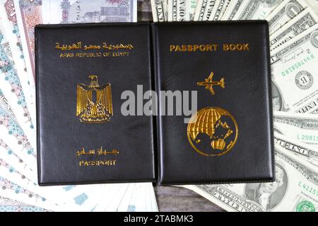 Ägyptisches Pass-Schwarzes Buch, Übersetzung arabischer Wörter (Pass der Arabischen republik Ägypten) und Schwarzes Passbuch mit ägyptischen Pfund und Amerika Stockfoto