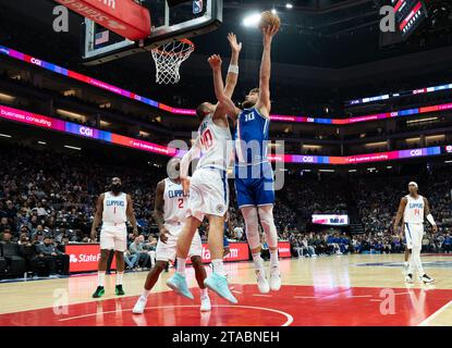 Sacramento, CA, USA. November 2023. Domantas Sabonis (10) schießt in einem NBA-Spiel im Golden 1 Center am Mittwoch, 29. November 2023 in Sacramento über das LA Clippers Center Ivica Zubac (40). (Kreditbild: © Paul Kitagaki Jr./ZUMA Press Wire) NUR REDAKTIONELLE VERWENDUNG! Nicht für kommerzielle ZWECKE! Stockfoto