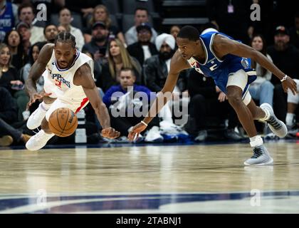 Sacramento, CA, USA. November 2023. Sacramento Kings schützen de’Aaron Fox (5) und LA Clippers Stürmer Kawhi Leonard (2) Ballett um Ball während eines NBA-Spiels im Golden 1 Center am Mittwoch, 29. November 2023 in Sacramento. (Kreditbild: © Paul Kitagaki Jr./ZUMA Press Wire) NUR REDAKTIONELLE VERWENDUNG! Nicht für kommerzielle ZWECKE! Stockfoto