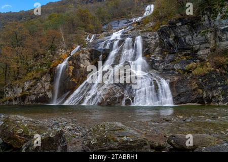 Spätherbst-Landschaftsansicht des Wasserfalls Cascata delle Sponde bei Someo im Tessin in der Schweiz Stockfoto