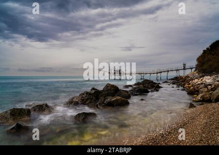 Langzeitaufnahme der Trabocco Turchino Angelmaschine und Hütte an der Küste der Abruzzen in Italien Stockfoto