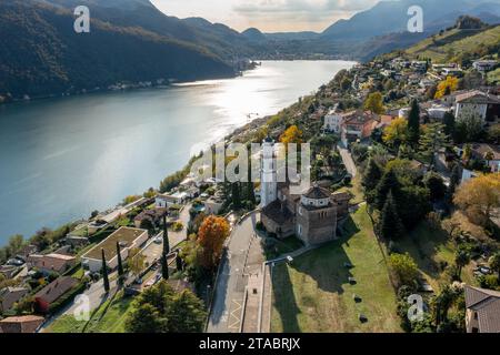 Ein Blick auf das Dorf Vico Morcote und den Luganer See in der Südschweiz Stockfoto