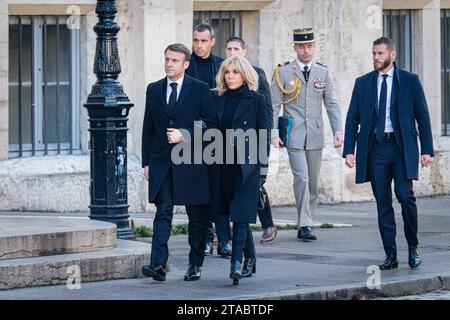 Frankreich, Lyon, 29.11.2023. Präsident Emmanuel Macron und seine Frau Brigitte kommen zur Beerdigung von Gerard Collomb an der Kathedrale Saint Jean an Stockfoto