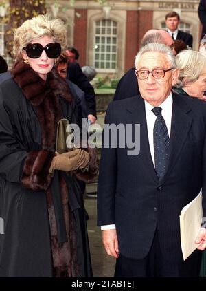 Aktenfoto vom 11/1997 des ehemaligen US-Außenministers Henry Kissinger mit seiner Frau Nancy kommen bei der privaten Gedenkfeier für den verstorbenen Sir James Goldsmith in der St John's Concert Hall in Westminster an. Kissinger, der US-Außenminister, der die Außenpolitik unter den ehemaligen Präsidenten Richard Nixon und Gerald Ford beherrschte, ist im Alter von 100 Jahren gestorben, sagte seine Beratungsfirma Kissinger Associates. Ausgabedatum: Donnerstag, 30. November 2023. Stockfoto