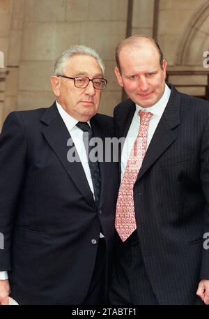 Aktenfoto vom 11/1997 des ehemaligen US-Außenministers Henry Kissinger (links), als Mannes Goldsmith zur Gedenkfeier seines Vaters, des verstorbenen Sir James Goldsmith, eintraf. Kissinger, der US-Außenminister, der die Außenpolitik unter den ehemaligen Präsidenten Richard Nixon und Gerald Ford beherrschte, ist im Alter von 100 Jahren gestorben, sagte seine Beratungsfirma Kissinger Associates. Ausgabedatum: Donnerstag, 30. November 2023. Stockfoto