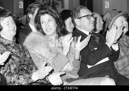 Aktenfoto vom 3/1975 des US-Außenministers Dr. Henry Kissinger und seiner Frau Nancy applaudieren als Außenminister James Callaghan erhält die Freiheit von Cardiff in einer City Hall Zeremonie. Kissinger, der US-Außenminister, der die Außenpolitik unter den ehemaligen Präsidenten Richard Nixon und Gerald Ford beherrschte, ist im Alter von 100 Jahren gestorben, sagte seine Beratungsfirma Kissinger Associates. Ausgabedatum: Donnerstag, 30. November 2023. Stockfoto