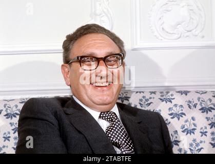 Aktenfoto vom 7/1974 von Dr. Henry Kissinger, US-Außenminister, bei einer Pressekonferenz der amerikanischen Botschaft am Ende seines eintägigen Besuchs in London. Kissinger, der US-Außenminister, der die Außenpolitik unter den ehemaligen Präsidenten Richard Nixon und Gerald Ford beherrschte, ist im Alter von 100 Jahren gestorben, sagte seine Beratungsfirma Kissinger Associates. Ausgabedatum: Donnerstag, 30. November 2023. Stockfoto