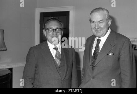 Aktenfoto vom 12/1975 des US-Außenministers Dr. Henry Kissinger mit James Callaghan, während er mit dem Außenminister in Carlton Gardens, London, zu Mittag gegessen hat. Kissinger, der US-Außenminister, der die Außenpolitik unter den ehemaligen Präsidenten Richard Nixon und Gerald Ford beherrschte, ist im Alter von 100 Jahren gestorben, sagte seine Beratungsfirma Kissinger Associates. Ausgabedatum: Donnerstag, 30. November 2023. Stockfoto