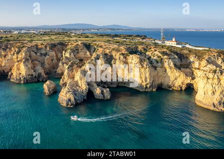 Aus der Vogelperspektive des Leuchtturms Ponta da Piedade auf der Klippe bei Sonnenuntergang, Lagos Stadt, Portugal Stockfoto