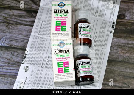 Kairo, Ägypten, 6. November 2023: Alzental 20 mg pro ml Suspension ( Albendazol ) 20 ml Flasche, Breitband-Anthelmintikum, zur Behandlung von Enterobiasis, Ascariasi Stockfoto