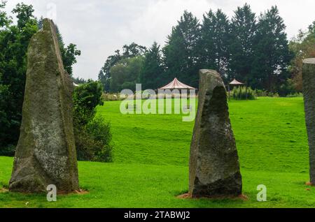 Belfast County Down Northern Ireland, 1. Juli 2023 – Steinsäulen am Rande des Rosengartens im Sir Thomas and Lady Dixon Park Stockfoto