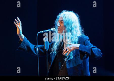 Pescara, Italien. November 2023. Patti Smith tritt am 29. November 2023 im Teatro Massimo in Pescara auf, Italien, als Teil ihrer „A Tour of Italian Days“-Tour. (Foto: Marco Zac/NurPhoto) Credit: NurPhoto SRL/Alamy Live News Stockfoto