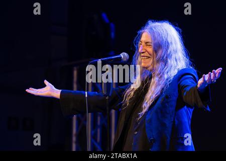 Pescara, Italien. November 2023. Patti Smith tritt am 29. November 2023 im Teatro Massimo in Pescara auf, Italien, als Teil ihrer „A Tour of Italian Days“-Tour. (Foto: Marco Zac/NurPhoto) Credit: NurPhoto SRL/Alamy Live News Stockfoto