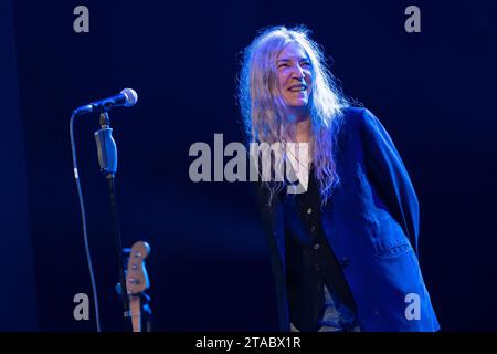 Pescara, Italien. November 2023. Patti Smith tritt am 29. November 2023 im Teatro Massimo in Pescara auf, Italien, als Teil ihrer „A Tour of Italian Days“-Tour. (Foto: Marco Zac/NurPhoto) Credit: NurPhoto SRL/Alamy Live News Stockfoto