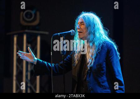 Pescara, Italien. November 2023. Patti Smith tritt am 29. November 2023 im Teatro Massimo in Pescara auf, Italien, als Teil ihrer „A Tour of Italian Days“-Tour. (Foto: Marco Zac/NurPhoto) Credit: NurPhoto SRL/Alamy Live News Stockfoto