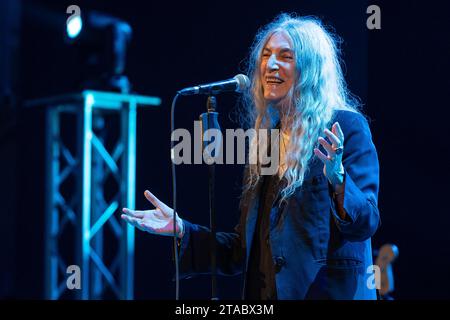 Pescara, Italien. November 2023. Patti Smith tritt am 29. November 2023 im Teatro Massimo in Pescara auf, Italien, als Teil ihrer „A Tour of Italian Days“-Tour. (Foto: Marco Zac/NurPhoto) Credit: NurPhoto SRL/Alamy Live News Stockfoto