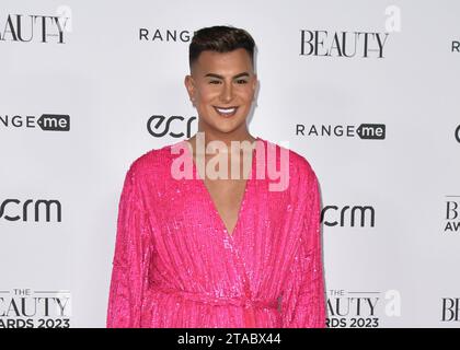Junaid Ahmed nimmt an den Beauty Awards 2023 im City Central im HAC, Honourable Artillery Club in London, England, Teil. UK. Montag, 27. November 2023 - BANG MEDIA INTERNATIONAL FAMOUS PICTURES 28 HOLMES ROAD LONDON NW5 3AB VEREINIGTES KÖNIGREICH Tel. 44 0 02 7485 1005 E-Mail: picturesfamous.uk.com Copyright: XJamesxWarrenx adoco480 Credit: Imago/Alamy Live News Stockfoto
