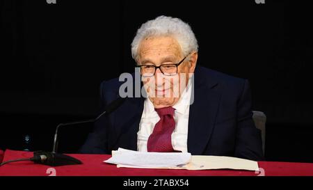 Ehemailger US Aussenminister Henry KISSINGER im Alter von 100 Jahren starb. ARCHIVFOTO 100. Geburtstag von Dr. Henry A. Kissinger am 20.06.2023 im Stadttheater Fürth. Foto:BayerischeStaatskanleivia SVEN SIMON Fotoagentur GmbH & Co. Pressefoto KG Prinzess-Luise-Str.. 41 45479 M u e l h e i m/R u h r Tel. 0208/9413250 Fax. 0208/9413260 GLS Bank BLZ 430 609 67 Kto. 4030 025 100 IBAN DE75 4306 0967 4030 0251 00 BIC GENODEM1GLS www.svensimon.net *** ehemaliger US-Außenminister Henry KISSINGER starb im Alter von 100 Jahren ARCHIVFOTO 100. Geburtstag von Dr. Henry A Kissinger am 20. 06 2023 im The Stockfoto