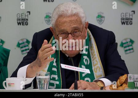 Ehemailger US Aussenminister Henry KISSINGER im Alter von 100 Jahren starb. ARCHIVFOTO Henry KISSINGER, ehemaliger US-Aussenminister, Besuch im Stadion. Fussball, 1.Bundesliga, Spieltag03, 3.Spieltag, SpVgg Greuther Fürth - FC Schalke 04, am 15.09.2012 in Fürth/ T R O L I A R E N A/Deutschland. *** Ehemaliger US-Außenminister Henry KISSINGER starb im Alter von 100 Jahren ARCHIVFOTO Henry KISSINGER, ehemaliger US-Außenminister, Besuch im Stadion Fußball, 1 Bundesliga, Spieltag 03, 3 Spieltage, SpVgg Greuther Fürth FC Schalke 04, am 15 09 2012 in Fürth T R O L I A R E N A Deutschland Stockfoto