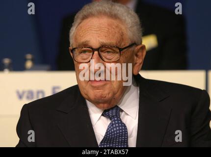 Ehemailger US Aussenminister Henry KISSINGER im Alter von 100 Jahren starb. ARCHIVFOTO Henry KISSINGER, USA, Politiker, ehemaliger Aussenminister der USA, auf dem FDP Bundesparteitag in Köln, 05.05.2005. *** Ehemaliger US-Außenminister Henry KISSINGER im Alter von 100 Jahren verstorben ARCHIVFOTO Henry KISSINGER, USA, Politiker, ehemaliger US-Außenminister, auf der FDP-Bundesparteikonferenz in Köln, 05 05 2005 Credit: Imago/Alamy Live News Stockfoto