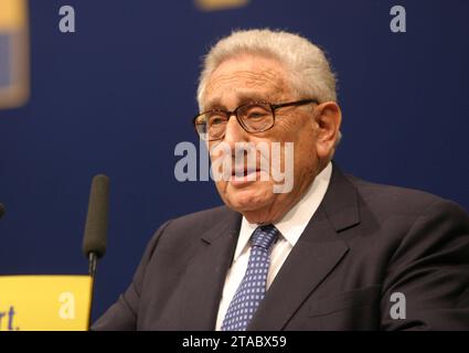 Ehemailger US Aussenminister Henry KISSINGER im Alter von 100 Jahren starb. ARCHIVFOTO Henry KISSINGER, USA, Politiker, ehemaliger Aussenminister der USA, auf dem FDP Bundesparteitag in Köln, 05.05.2005. *** Ehemaliger US-Außenminister Henry KISSINGER im Alter von 100 Jahren verstorben ARCHIVFOTO Henry KISSINGER, USA, Politiker, ehemaliger US-Außenminister, auf der FDP-Bundesparteikonferenz in Köln, 05 05 2005 Credit: Imago/Alamy Live News Stockfoto