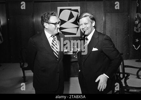 Ehemailger US Aussenminister Henry KISSINGER im Alter von 100 Jahren starb. ARCHIVFOTO Helmut SCHMIDT, Bundesfinanzminister rechts, trifft Henry KISSINGER, US-Aussenminister, am Rande der Energiekonferenz 11.02.1974 in Washington, raucht Pfeife, Raucher, rauchen, *** ehemaliger US-Außenminister Henry KISSINGER im Alter von 100 Jahren verstorben ARCHIVFOTO Helmut SCHMIDT, Bundesfinanzminister rechts, trifft Henry KISSINGER, US-Außenminister, am Rande der Energy Conference 11 02 1974 in Washington, Rauchen, Rauchen, Rauchen, Credit: Imago/Alamy Live News Stockfoto