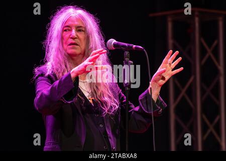 Pescara, Italien. November 2023. Patti Smith tritt am 29. November 2023 im Teatro Massimo in Pescara auf, Italien, als Teil ihrer „A Tour of Italian Days“-Tour. (Foto: Marco Zac/NurPhoto) Credit: NurPhoto SRL/Alamy Live News Stockfoto