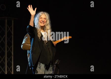 Pescara, Italien. November 2023. Patti Smith tritt am 29. November 2023 im Teatro Massimo in Pescara auf, Italien, als Teil ihrer „A Tour of Italian Days“-Tour. (Foto: Marco Zac/NurPhoto) Credit: NurPhoto SRL/Alamy Live News Stockfoto