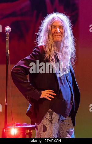 Pescara, Italien. November 2023. Patti Smith tritt am 29. November 2023 im Teatro Massimo in Pescara auf, Italien, als Teil ihrer „A Tour of Italian Days“-Tour. (Foto: Marco Zac/NurPhoto) Credit: NurPhoto SRL/Alamy Live News Stockfoto