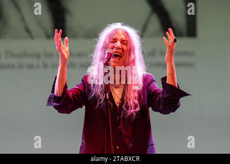 Pescara, Italien. November 2023. Patti Smith tritt am 29. November 2023 im Teatro Massimo in Pescara auf, Italien, als Teil ihrer „A Tour of Italian Days“-Tour. (Foto: Marco Zac/NurPhoto) Credit: NurPhoto SRL/Alamy Live News Stockfoto