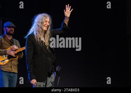 Pescara, Italien. November 2023. Patti Smith tritt am 29. November 2023 im Teatro Massimo in Pescara auf, Italien, als Teil ihrer „A Tour of Italian Days“-Tour. (Foto: Marco Zac/NurPhoto) Credit: NurPhoto SRL/Alamy Live News Stockfoto