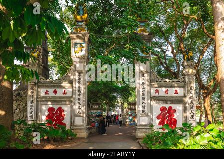 19. November 2023: Eingangstor des Ngoc Son Tempels auf einer Insel im Hoan Kiem Lake im Zentrum von Hanoi, Vietnam. Dieser Tempel wurde Anfang des 19. Jahrhunderts erbaut Stockfoto