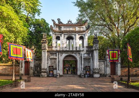 17. November 2023: Tor zum Tempel der Literatur, einem Tempel, der dem Konfuzius in Hanoi, Vietnam, gewidmet ist und 1070 errichtet wurde. Es beherbergt auch das Imperial Stockfoto