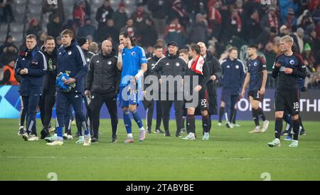 München, Deutschland. November 2023. Fußball: Champions League, Bayern München - FC Kopenhagen, Gruppenphase, Gruppe A, Spieltag 5 in der Allianz Arena. Die Kopenhagener Spieler nach dem Spiel. Quelle: Sven Hoppe/dpa/Alamy Live News Stockfoto