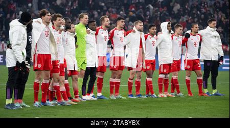 München, Deutschland. November 2023. Fußball: Champions League, Bayern München - FC Kopenhagen, Gruppenphase, Gruppe A, Spieltag 5 in der Allianz Arena. Die Münchner Spieler nach dem Spiel. Quelle: Sven Hoppe/dpa/Alamy Live News Stockfoto