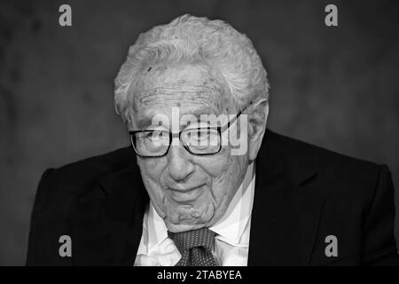 FOTOMONTAGE: Ehemailger US Aussenminister Henry KISSINGER im Alter von 100 Jahren gestorben. ARCHIVFOTO 100. Geburtstag von Dr. Henry A. Kissinger am 20.06.2023 im Stadttheater Fürth. Foto:BayerischeStaatskanleivia SVEN SIMON Fotoagentur GmbH & Co. Pressefoto KG Prinzess-Luise-Str.. 41 45479 M u e l h e i m/R u h r Tel. 0208/9413250 Fax. 0208/9413260 GLS Bank BLZ 430 609 67 Kto. 4030 025 100 IBAN DE75 4306 0967 4030 0251 00 BIC GENODEM1GLS www.svensimon.net *** FOTOMONTAGE der ehemalige US-Außenminister Henry KISSINGER starb im Alter von 100 Jahren ARCHIVFOTO 100. Geburtstag von Dr. Henry A Kiss Stockfoto