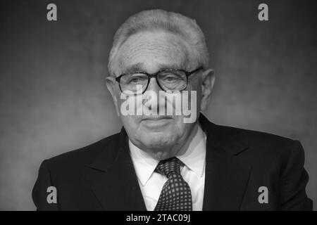 FOTOMONTAGE: Ehemailger US Aussenminister Henry KISSINGER im Alter von 100 Jahren gestorben. ARCHIVFOTO Henry KISSINGER, USA, Politiker, ehemaliger Aussenminister der USA, auf dem FDP Bundesparteitag in Köln, 05.05.2005. *** FOTOMONTAGE der ehemalige US-Außenminister Henry KISSINGER starb im Alter von 100 Jahren ARCHIVFOTO Henry KISSINGER, USA, Politiker, ehemaliger US-Außenminister, auf der FDP-Bundesparteikonferenz in Köln, 05 05 2005 Credit: Imago/Alamy Live News Stockfoto