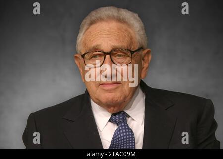 FOTOMONTAGE: Ehemailger US Aussenminister Henry KISSINGER im Alter von 100 Jahren gestorben. ARCHIVFOTO Henry KISSINGER, USA, Politiker, ehemaliger Aussenminister der USA, auf dem FDP Bundesparteitag in Köln, 05.05.2005. *** FOTOMONTAGE der ehemalige US-Außenminister Henry KISSINGER starb im Alter von 100 Jahren ARCHIVFOTO Henry KISSINGER, USA, Politiker, ehemaliger US-Außenminister, auf der FDP-Bundesparteikonferenz in Köln, 05 05 2005 Credit: Imago/Alamy Live News Stockfoto