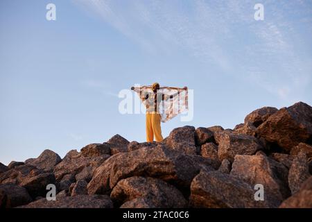 Weitwinkelporträt einer schwarzen jungen Frau, die auf dem Berg steht und Freiheit genießt, Kopierraum Stockfoto
