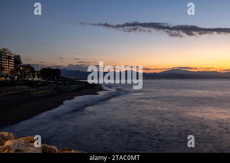 Blick von Torremolinos in Richtung Malaga kurz vor Sonnenaufgang. Costa del Sol, Spanien. Stockfoto