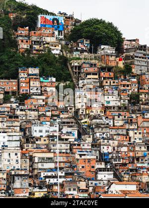 Überfüllte Favela auf einem steilen Hügel in Rio de Janeiro Stockfoto