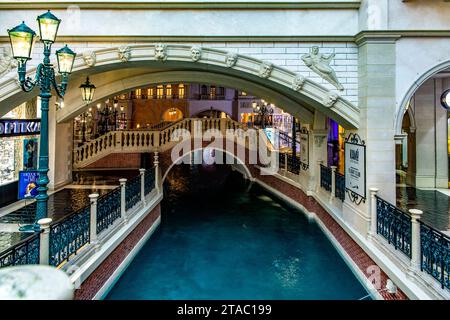 Las Vegas; USA; 19. Januar 2023: Der venezianische Kanal über eine Brücke vom venezianischen Hotel auf dem Las Vegas Strip ist von Casi gesäumt Stockfoto