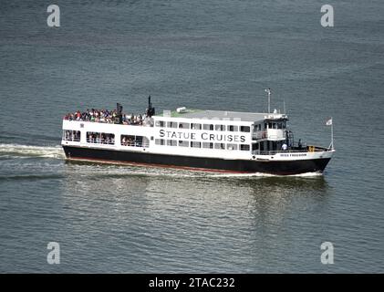 New York, USA - 9. Juni 2018: Fähre von Statue Cruises fährt zur Freiheitsstatue und Ellis Island. Stockfoto