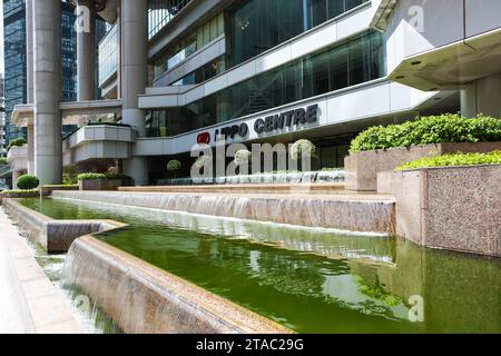 Central, Hongkong - 21. Juli 2009 : Lippo Centre Forecourt. Künstlicher Wasserfall am Fuße der hohen Doppeltürme auf Hong Kong Island. Stockfoto