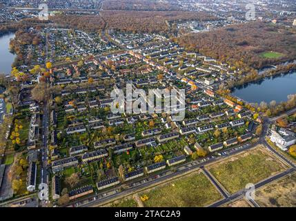 Luftbild, Wohnsiedlung Wedau, Eisenbahner-Siedlung Werksiedlung mit Reihenhäusern, an der Sechs-Seen-Platte, umgeben von herbstlichen Laubbäumen, Wedau, Duisburg, Ruhrgebiet, Nordrhein-Westfalen, Deutschland ACHTUNGxMINDESTHONORARx60xEURO *** Luftsicht, Wohnsiedlung Wedau, Eisenbahner Wohnsiedlung mit Reihenhäusern, an der Sechs Seen Platte, umgeben von herbstlichen Laubbäumen, Wedau, Duisburg, Ruhrgebiet, Nordrhein-Westfalen, Deutschland ACHTUNGxMINDESTHONORARx60xEURO Credit: Imago/Alamy Live News Stockfoto