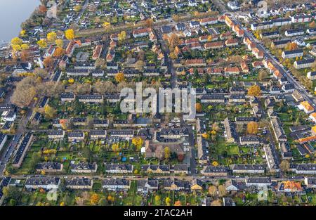 Luftbild, Wohnsiedlung Wedau, Eisenbahner-Siedlung Werksiedlung mit Reihenhäusern, an der Sechs-Seen-Platte, umgeben von herbstlichen Laubbäumen, Wedau, Duisburg, Ruhrgebiet, Nordrhein-Westfalen, Deutschland ACHTUNGxMINDESTHONORARx60xEURO *** Luftsicht, Wohnsiedlung Wedau, Eisenbahner Wohnsiedlung mit Reihenhäusern, an der Sechs Seen Platte, umgeben von herbstlichen Laubbäumen, Wedau, Duisburg, Ruhrgebiet, Nordrhein-Westfalen, Deutschland ACHTUNGxMINDESTHONORARx60xEURO Credit: Imago/Alamy Live News Stockfoto