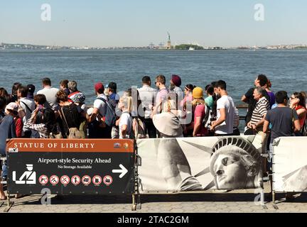 New York, USA - 24. Mai 2018: Leute warten auf die Fähre von Statue Cruises, um die Freiheitsstatue und Ellis Island zu besuchen. Stockfoto