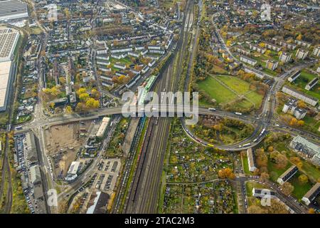 Luftbild, Calisthenics Park und Bürgermeister-Johann-Asch-Platz, Bahnlinie mit Containerplatz und Brücke Friedrich-Ebert-Straße und geschwungene Straße zum Logport, Mietshäuser Wohnsiedlung zwischen Kruppstraße und Kronprinzenstraße, umgeben von herbstlichen Laubbäumen, Friemersheim, Duisburg, Ruhrgebiet, Nordrhein-Westfalen, Deutschland ACHTUNGxMINDESTHONORARx60xEURO *** Luftansicht, Calisthenics Park und Bürgermeister Johann Asch Platz, Bahnstrecke mit Containerbahnhof und Brücke Friedrich Ebert Straße und gekrümmte Straße zum Logport, Mehrfamilienhäuser Wohnsiedlung zwischen Kruppstraße und Stockfoto