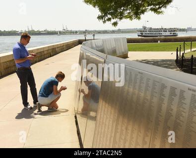 New York, USA - 9. Juni 2018: People Look on the American Immigrant Wall of Honor befindet sich im Ellis Island National Museum. Stockfoto
